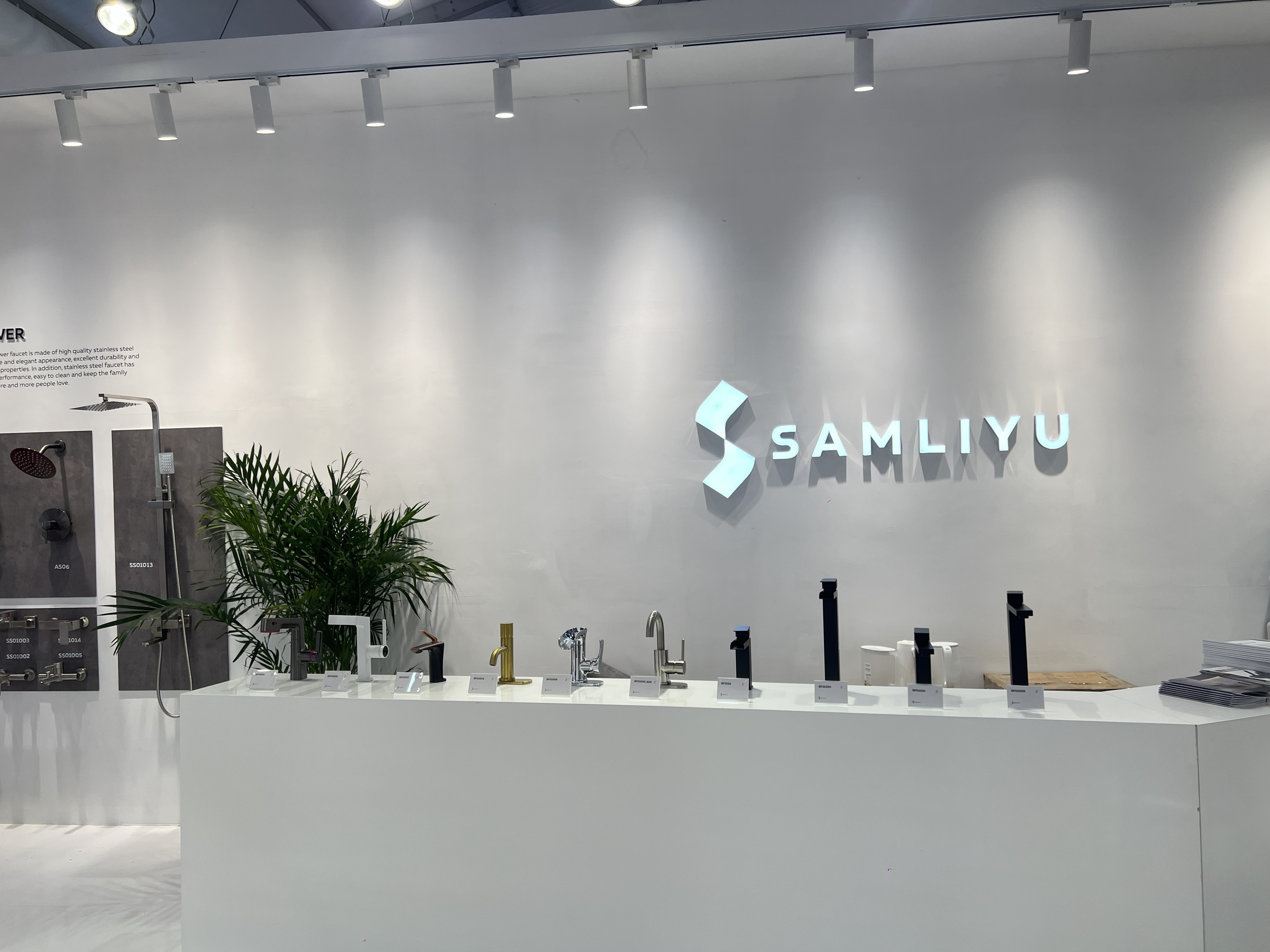 robinet de salle de bain noir