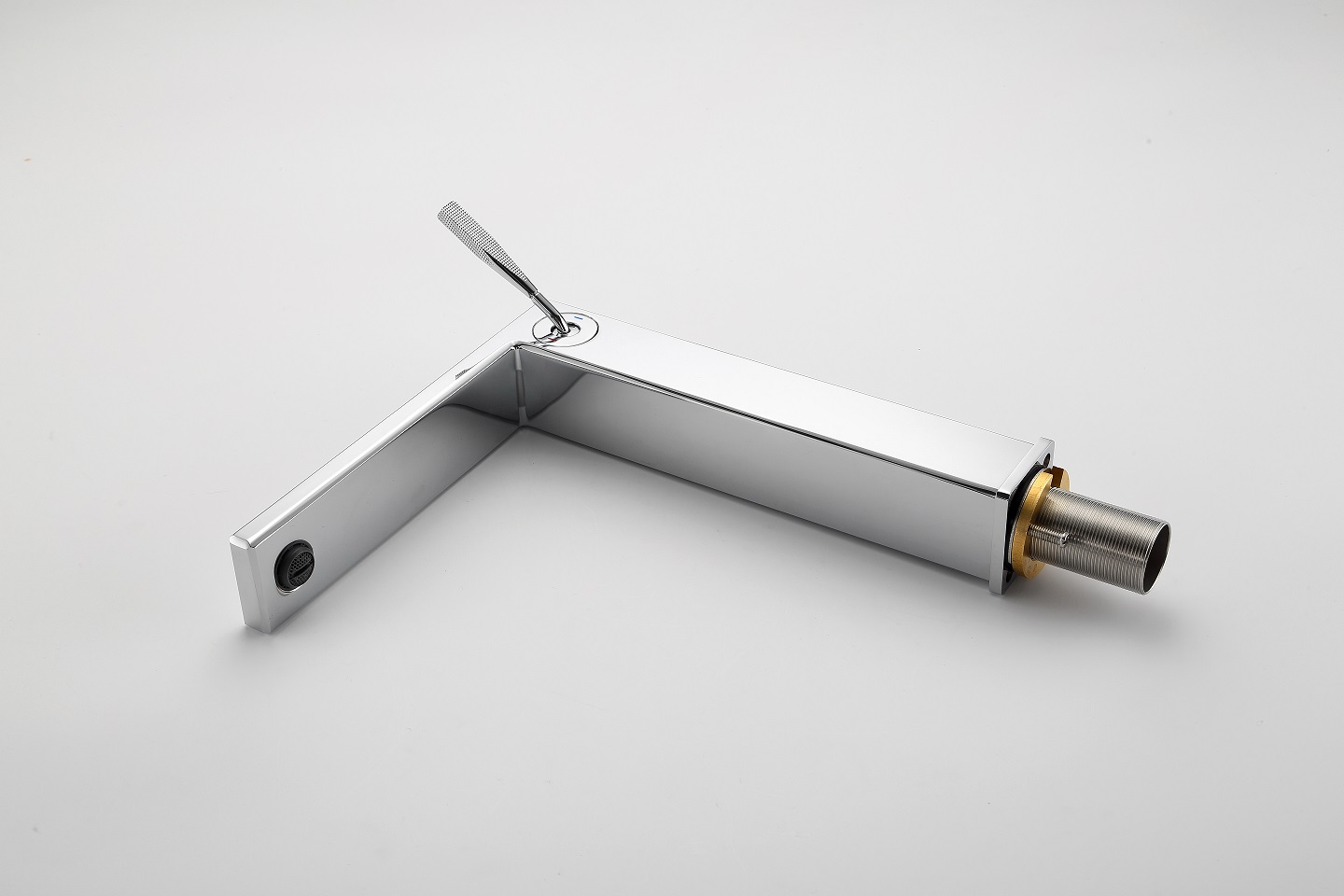 lavabo et robinet de salle de bain