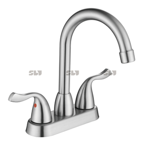 Les robinets à double poignée SLY Silver sont utilisés dans les éviers d'hôtel