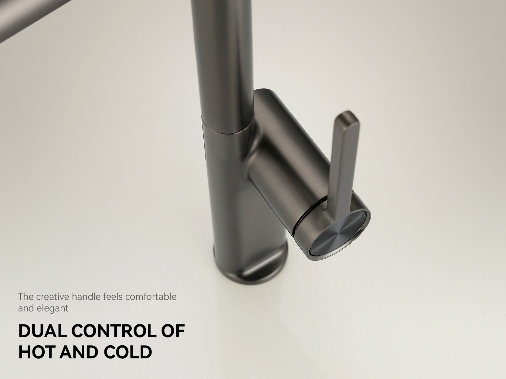 robinet d'&eacute;vier de cuisine avec pulv&eacute;risateur