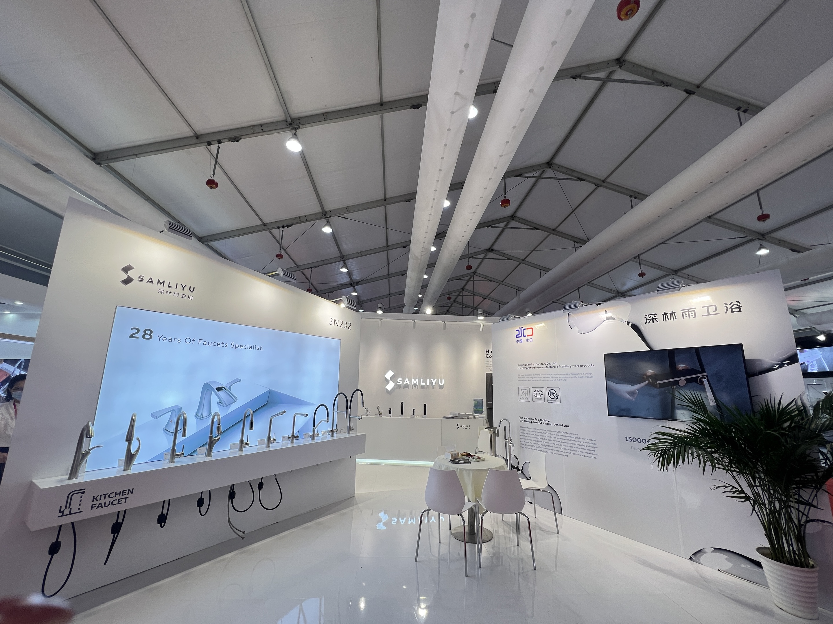 robinet de salle de bain chrom&eacute;