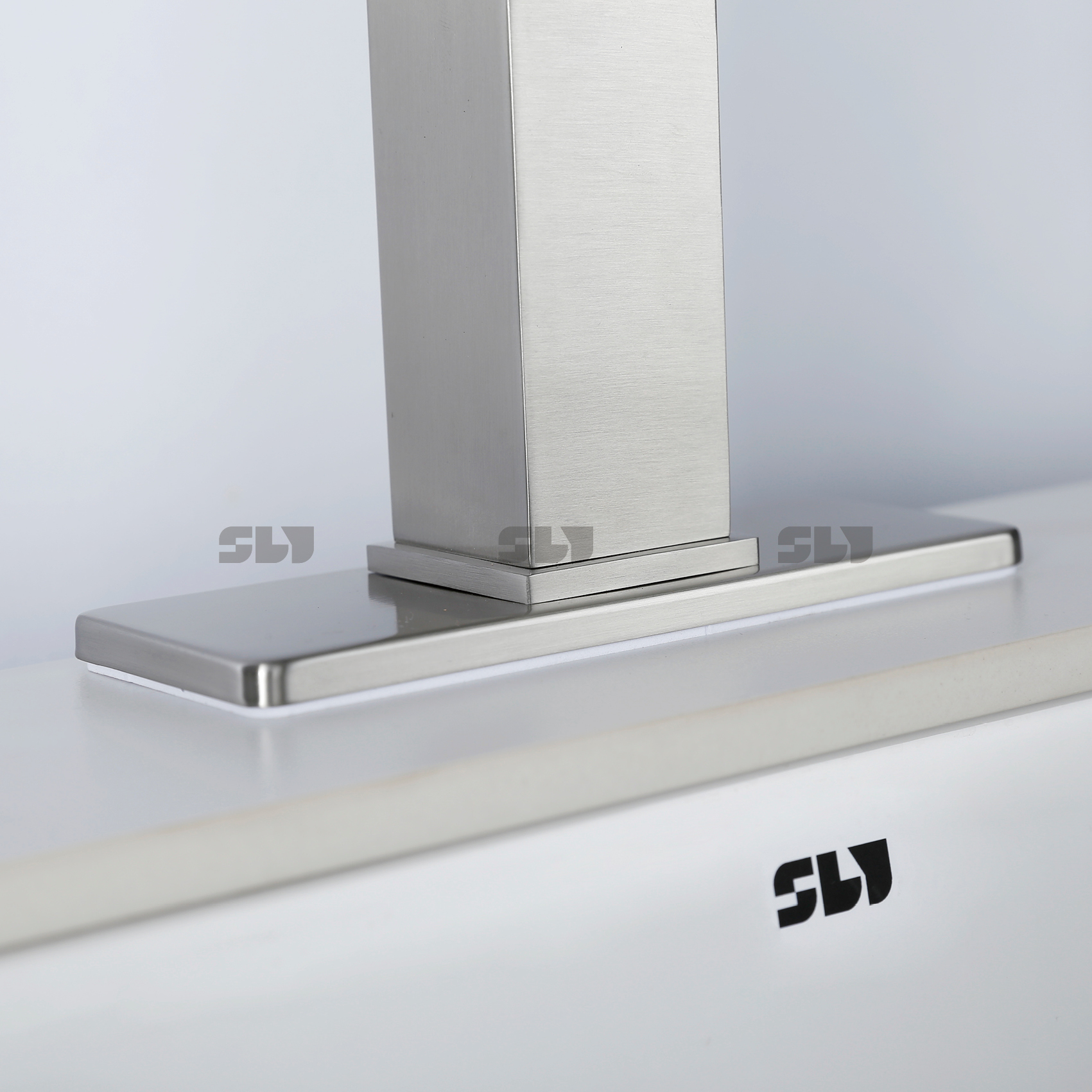 Robinets de salle de bain monotrou central en acier inoxydable