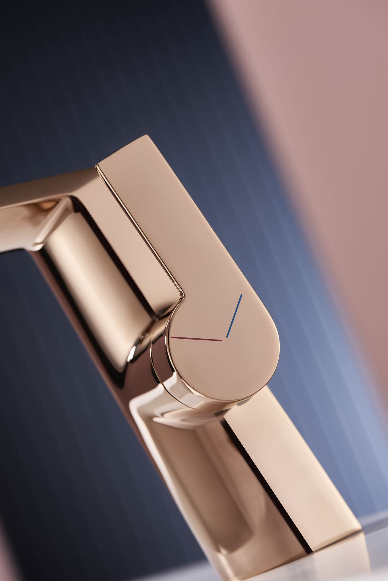 robinet de salle de bain en nickel poli