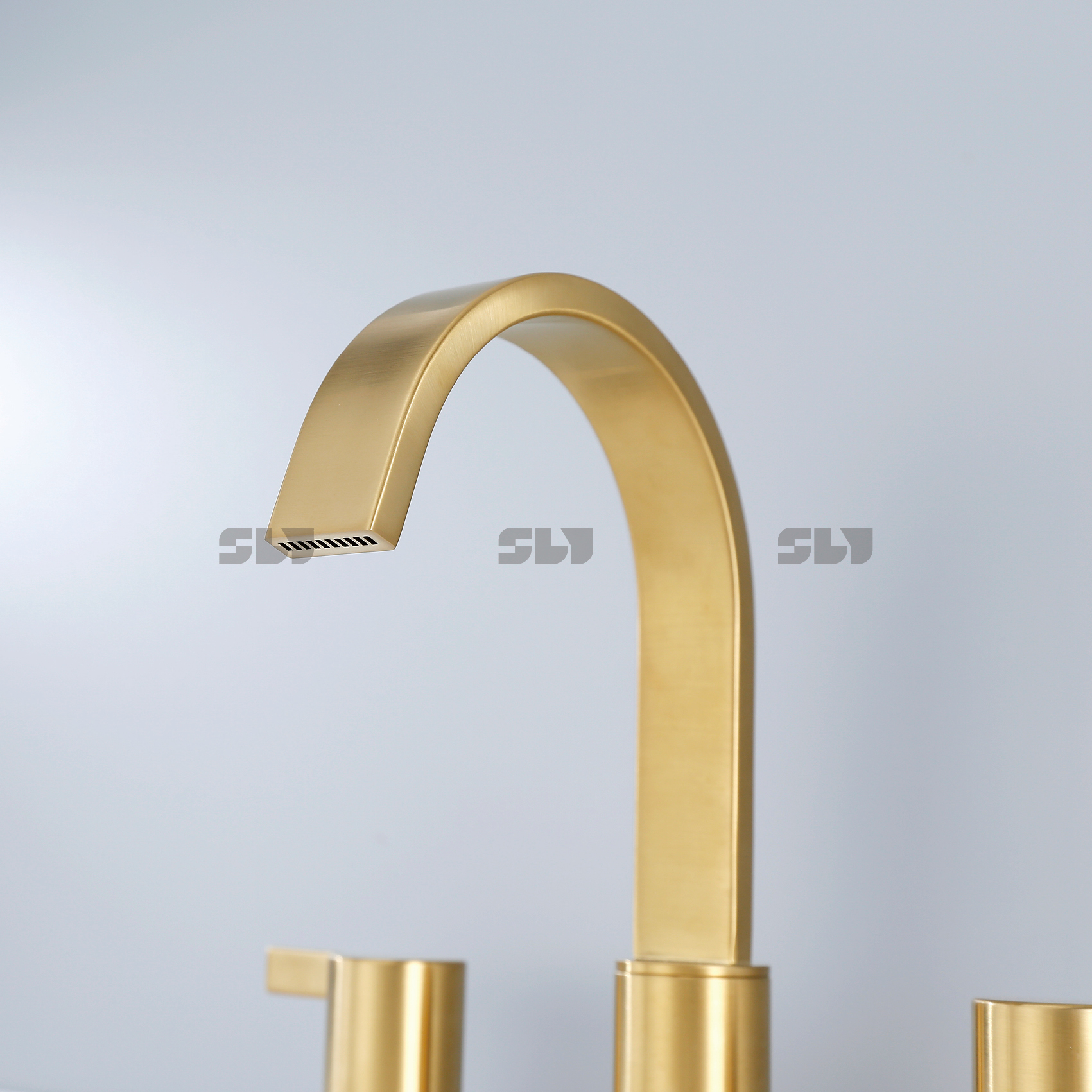 Sly China Fournisseur Luxury Brossed Gold Basin Basin Taps Robinet de salle de bain répandu