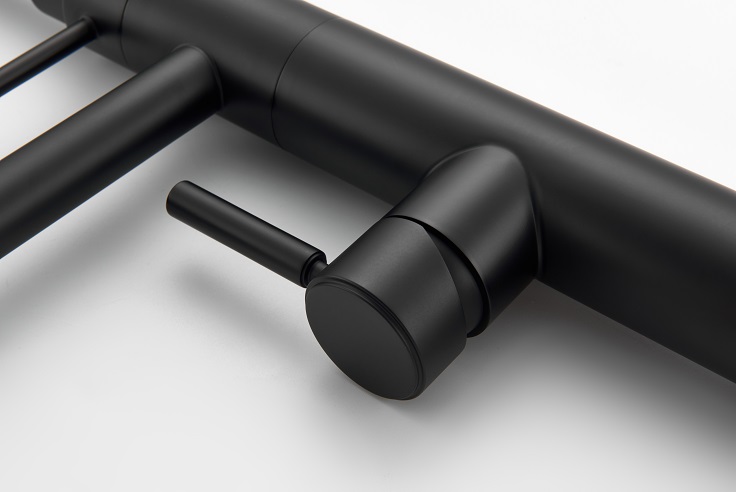 Robinet de cuisine noire avec pulv&eacute;risateur