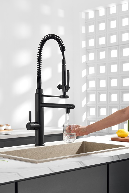 Robinet d'évier de robinet de cuisine noire moderne sournois sournois.