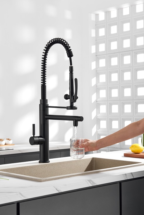 Robinet d'évier de robinet de cuisine noire moderne sournois sournois.