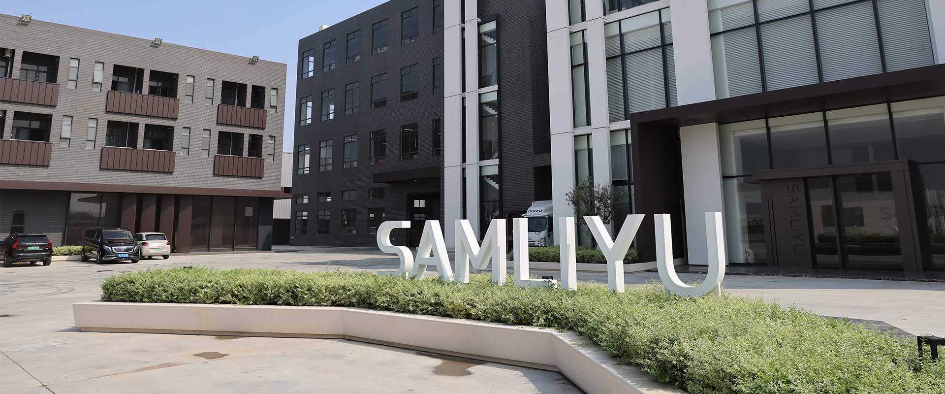 syst&egrave;me de douche en nickel poli avec pulv&eacute;risateur