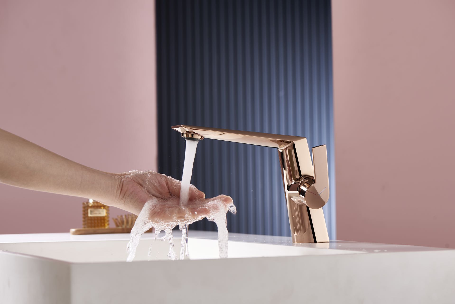 robinet de salle de bain chrom&eacute;