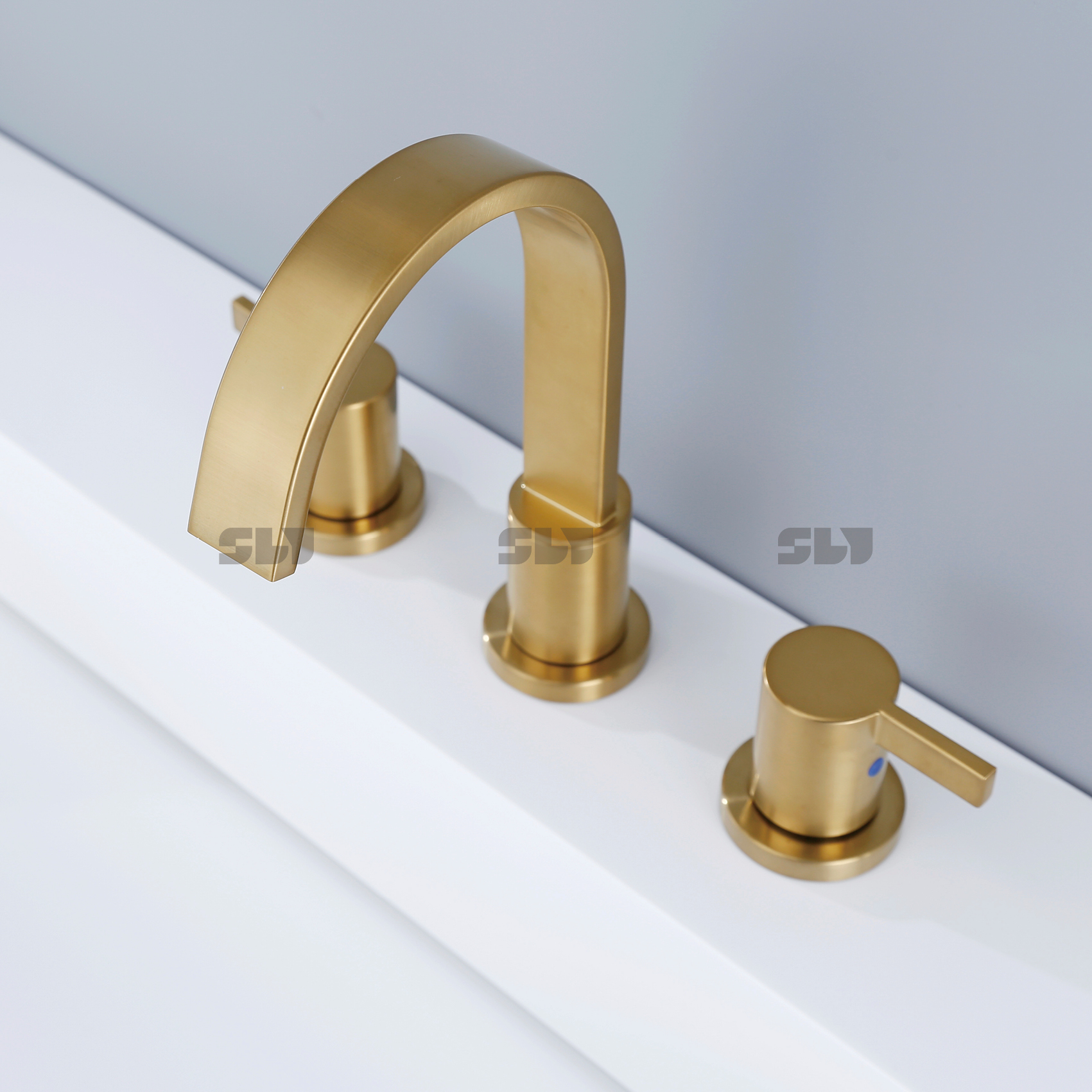 Sly China Fournisseur Luxury Brossed Gold Basin Basin Taps Robinet de salle de bain répandu