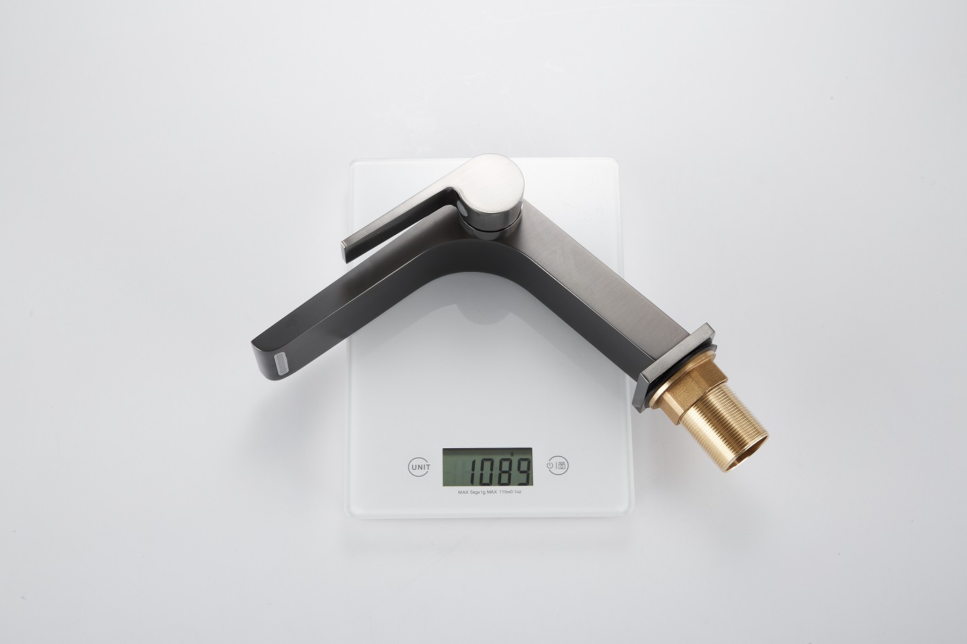 robinet de salle de bain en nickel bross&eacute;