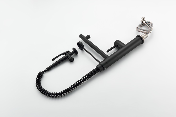 Robinet de cuisine noire avec pulv&eacute;risateur